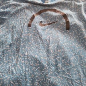 Nike tee